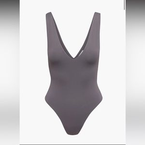 Aritzia-Babaton contour -charcoal -vneck bodysuit -SM